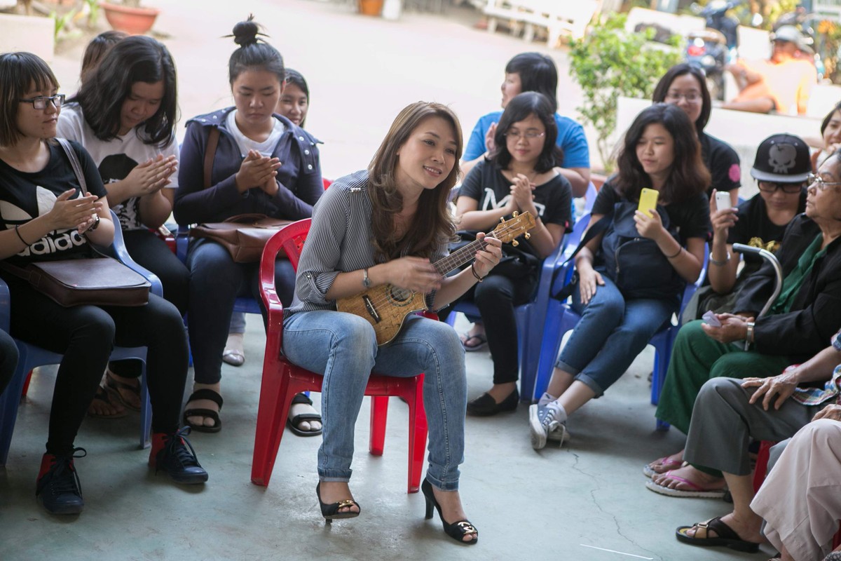 My Tam vua om dan vua hat tang nghe sy gia-Hinh-8